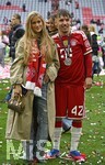 16.05.2026, Fussball Bundesliga 2025/2026, 34.Spieltag, FC Bayern München - 1.FC Köln, in der Allianz-Arena München,   Lennart Karl (FC Bayern München) mit seiner Model Freundin Zoe Käppele (Deutschland).


