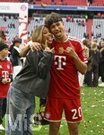 16.05.2026, Fussball Bundesliga 2025/2026, 34.Spieltag, FC Bayern München - 1.FC Köln, in der Allianz-Arena München,   Tom Bischof (Bayern München) mit siener Freundin Josefine Scholl (Bayern München).


