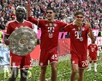 16.05.2026, Fussball Bundesliga 2025/2026, 34.Spieltag, FC Bayern München - 1.FC Köln, in der Allianz-Arena München,   v.l. Dayot Upamecano (FC Bayern München), Aleksandar Pavlovic (Bayern München)  und Tom Bischof (Bayern München) feiern mit der Meisterschale,


