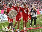 16.05.2026, Fussball Bundesliga 2025/2026, 34.Spieltag, FC Bayern München - 1.FC Köln, in der Allianz-Arena München,   v.l. Dayot Upamecano (FC Bayern München), Aleksandar Pavlovic (Bayern München)  und Tom Bischof (Bayern München) mit der Meisterschale.


