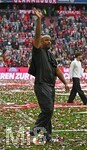 16.05.2026, Fussball Bundesliga 2025/2026, 34.Spieltag, FC Bayern München - 1.FC Köln, in der Allianz-Arena München,   Trainer Vincent Kompany (FC Bayern München) lässt sich feiern.


