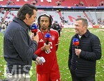16.05.2026, Fussball Bundesliga 2025/2026, 34.Spieltag, FC Bayern München - 1.FC Köln, in der Allianz-Arena München,   Michael Olise (FC Bayern München) beim Interview mit Moderator Sebastian Hellmann (Deutschland) und TV Experte Lothar Matthäus (Deutschland).


