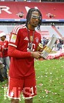 16.05.2026, Fussball Bundesliga 2025/2026, 34.Spieltag, FC Bayern München - 1.FC Köln, in der Allianz-Arena München,   Michael Olise (FC Bayern München) mit seiner Auszeichnung von der DFL


