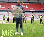 16.05.2026, Fussball Bundesliga 2025/2026, 34.Spieltag, FC Bayern München - 1.FC Köln, in der Allianz-Arena München,   Trainer Vincent Kompany (FC Bayern München) mit der Meisterschale



