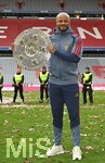 16.05.2026, Fussball Bundesliga 2025/2026, 34.Spieltag, FC Bayern München - 1.FC Köln, in der Allianz-Arena München,   Trainer Vincent Kompany (FC Bayern München) mit der Meisterschale


