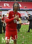 16.05.2026, Fussball Bundesliga 2025/2026, 34.Spieltag, FC Bayern München - 1.FC Köln, in der Allianz-Arena München,   Michael Olise (FC Bayern München) mit seiner Auszeichnung von der DFL


