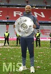 16.05.2026, Fussball Bundesliga 2025/2026, 34.Spieltag, FC Bayern München - 1.FC Köln, in der Allianz-Arena München,   Trainer Vincent Kompany (FC Bayern München) mit der Meisterschale


