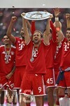 16.05.2026, Fussball Bundesliga 2025/2026, 34.Spieltag, FC Bayern München - 1.FC Köln, in der Allianz-Arena München,   Harry Kane (FC Bayern München)  reckt die Schale in die Höhe.


