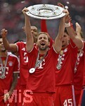 16.05.2026, Fussball Bundesliga 2025/2026, 34.Spieltag, FC Bayern München - 1.FC Köln, in der Allianz-Arena München,   Harry Kane (FC Bayern München)  reckt die Schale in die Höhe.


