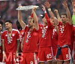16.05.2026, Fussball Bundesliga 2025/2026, 34.Spieltag, FC Bayern München - 1.FC Köln, in der Allianz-Arena München,   Harry Kane (FC Bayern München)  reckt die Schale in die Höhe.


