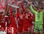 16.05.2026, Fussball Bundesliga 2025/2026, 34.Spieltag, FC Bayern München - 1.FC Köln, in der Allianz-Arena München,   Serge Gnabry (FC Bayern München) reckt die Schale in die Höhe.


