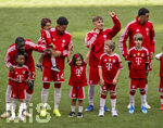16.05.2026, Fussball Bundesliga 2025/2026, 34.Spieltag, FC Bayern München - 1.FC Köln, in der Allianz-Arena München, vor dem Spiel nehmen die Bayernspieler Aufstellung, mit Eskortkindern und ihren eigenen Kindern, v.li: Dayot Upamecano (FC Bayern München), Luis Diaz (FC Bayern München) mit Töchtern, Lennart Karl (FC Bayern München), Jamal Musiala (Bayern München), 