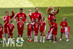 16.05.2026, Fussball Bundesliga 2025/2026, 34.Spieltag, FC Bayern München - 1.FC Köln, in der Allianz-Arena München, vor dem Spiel nehmen die Bayernspieler Aufstellung, mit Eskortkindern und ihren eigenen Kindern, v.li: Lennart Karl (FC Bayern München), Jamal Musiala (Bayern München), Harry Kane (FC Bayern München) mit seinen Kindern Louis, Vivienne, Ivy, Henry Edward.