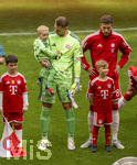 16.05.2026, Fussball Bundesliga 2025/2026, 34.Spieltag, FC Bayern München - 1.FC Köln, in der Allianz-Arena München, vor dem Spiel nehmen die Bayernspieler Aufstellung, mit Eskortkindern und ihren eigenen Kindern, li: Torwart Manuel Neuer (FC Bayern München) mit seinem Sohn Luca auf dem Arm. re: Leon Goretzka (FC Bayern München) 