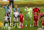 16.05.2026, Fussball Bundesliga 2025/2026, 34.Spieltag, FC Bayern München - 1.FC Köln, in der Allianz-Arena München, vor dem Spiel nehmen die Bayernspieler Aufstellung, mit Eskortkindern und ihren eigenen Kindern, 2.v.re: Torwart Manuel Neuer (FC Bayern München) mit seinem Sohn Luca auf dem Arm. re: Leon Goretzka (FC Bayern München), li: Schiedsrichter Deniz Aytekin, der seinen Abschied feiert.