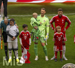 16.05.2026, Fussball Bundesliga 2025/2026, 34.Spieltag, FC Bayern München - 1.FC Köln, in der Allianz-Arena München, vor dem Spiel nehmen die Bayernspieler Aufstellung, mit Eskortkindern und ihren eigenen Kindern, 2.v.re: Torwart Manuel Neuer (FC Bayern München) mit seinem Sohn Luca auf dem Arm. re: Leon Goretzka (FC Bayern München) 