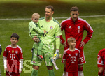16.05.2026, Fussball Bundesliga 2025/2026, 34.Spieltag, FC Bayern München - 1.FC Köln, in der Allianz-Arena München, vor dem Spiel nehmen die Bayernspieler Aufstellung, mit Eskortkindern und ihren eigenen Kindern, li: Torwart Manuel Neuer (FC Bayern München) mit seinem Sohn Luca auf dem Arm. re: Leon Goretzka (FC Bayern München) 