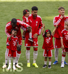 16.05.2026, Fussball Bundesliga 2025/2026, 34.Spieltag, FC Bayern München - 1.FC Köln, in der Allianz-Arena München, vor dem Spiel nehmen die Bayernspieler Aufstellung, mit Eskortkindern und ihren eigenen Kindern, v.li: Dayot Upamecano (FC Bayern München), Luis Diaz (FC Bayern München) mit Töchtern, Lennart Karl (FC Bayern München), 