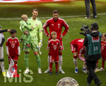 16.05.2026, Fussball Bundesliga 2025/2026, 34.Spieltag, FC Bayern München - 1.FC Köln, in der Allianz-Arena München, vor dem Spiel nehmen die Bayernspieler Aufstellung, mit Eskortkindern und ihren eigenen Kindern, li: Torwart Manuel Neuer (FC Bayern München) mit seinem Sohn Luca auf dem Arm. re: Leon Goretzka (FC Bayern München) 