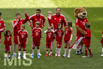 16.05.2026, Fussball Bundesliga 2025/2026, 34.Spieltag, FC Bayern München - 1.FC Köln, in der Allianz-Arena München, vor dem Spiel nehmen die Bayernspieler Aufstellung, mit Eskortkindern und ihren eigenen Kindern, v.li: Lennart Karl (FC Bayern München), Jamal Musiala (Bayern München), Harry Kane (FC Bayern München) mit seinen Kindern Louis, Vivienne, Ivy, Henry Edward. 