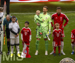 16.05.2026, Fussball Bundesliga 2025/2026, 34.Spieltag, FC Bayern München - 1.FC Köln, in der Allianz-Arena München, vor dem Spiel nehmen die Bayernspieler Aufstellung, mit Eskortkindern und ihren eigenen Kindern, 2.v.re: Torwart Manuel Neuer (FC Bayern München) mit seinem Sohn Luca auf dem Arm. re: Leon Goretzka (FC Bayern München) 