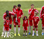 16.05.2026, Fussball Bundesliga 2025/2026, 34.Spieltag, FC Bayern München - 1.FC Köln, in der Allianz-Arena München, vor dem Spiel nehmen die Bayernspieler Aufstellung, mit Eskortkindern und ihren eigenen Kindern, v.li: Dayot Upamecano (FC Bayern München), Luis Diaz (FC Bayern München) mit Töchtern, Lennart Karl (FC Bayern München), 