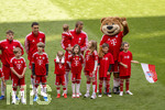 16.05.2026, Fussball Bundesliga 2025/2026, 34.Spieltag, FC Bayern München - 1.FC Köln, in der Allianz-Arena München, vor dem Spiel nehmen die Bayernspieler Aufstellung, mit Eskortkindern und ihren eigenen Kindern, v.li: Lennart Karl (FC Bayern München), Jamal Musiala (Bayern München), Harry Kane (FC Bayern München) mit seinen Kindern Louis, Vivienne, Ivy, Henry Edward. Bayernmaskottchen Berni.