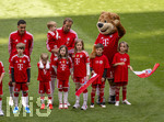 16.05.2026, Fussball Bundesliga 2025/2026, 34.Spieltag, FC Bayern München - 1.FC Köln, in der Allianz-Arena München, vor dem Spiel nehmen die Bayernspieler Aufstellung, mit Eskortkindern und ihren eigenen Kindern, v.li:  Jamal Musiala (Bayern München), Harry Kane (FC Bayern München) mit seinen Kindern Louis, Vivienne, Ivy, Henry Edward. Bayernmaskottchen Berni.