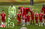16.05.2026, Fussball Bundesliga 2025/2026, 34.Spieltag, FC Bayern München - 1.FC Köln, in der Allianz-Arena München, vor dem Spiel nehmen die Bayernspieler Aufstellung, mit Eskortkindern und ihren eigenen Kindern, li: Torwart Manuel Neuer (FC Bayern München) mit seinem Sohn Luca. re: Leon Goretzka (FC Bayern München)  