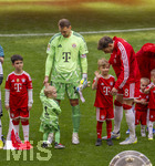 16.05.2026, Fussball Bundesliga 2025/2026, 34.Spieltag, FC Bayern München - 1.FC Köln, in der Allianz-Arena München, vor dem Spiel nehmen die Bayernspieler Aufstellung, mit Eskortkindern und ihren eigenen Kindern, li: Torwart Manuel Neuer (FC Bayern München) mit seinem Sohn Luca. re: Leon Goretzka (FC Bayern München)  