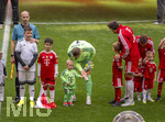16.05.2026, Fussball Bundesliga 2025/2026, 34.Spieltag, FC Bayern München - 1.FC Köln, in der Allianz-Arena München, vor dem Spiel nehmen die Bayernspieler Aufstellung, mit Eskortkindern und ihren eigenen Kindern, mitte: Torwart Manuel Neuer (FC Bayern München) mit seinem Sohn Luca auf dem Arm. re: Leon Goretzka (FC Bayern München) 