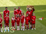 16.05.2026, Fussball Bundesliga 2025/2026, 34.Spieltag, FC Bayern München - 1.FC Köln, in der Allianz-Arena München, vor dem Spiel nehmen die Bayernspieler Aufstellung, mit Eskortkindern und ihren eigenen Kindern, v.li:  Jamal Musiala (Bayern München), Harry Kane (FC Bayern München) mit seinen Kindern Louis, Vivienne, Ivy, Henry Edward. Bayernmaskottchen Berni.