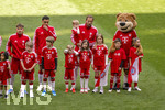 16.05.2026, Fussball Bundesliga 2025/2026, 34.Spieltag, FC Bayern München - 1.FC Köln, in der Allianz-Arena München, vor dem Spiel nehmen die Bayernspieler Aufstellung, mit Eskortkindern und ihren eigenen Kindern, v.li:  Lennart Karl (FC Bayern München), Jamal Musiala (Bayern München), Harry Kane (FC Bayern München) mit seinen Kindern Louis, Vivienne, Ivy, Henry Edward. Bayernmaskottchen Berni.