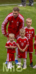 16.05.2026, Fussball Bundesliga 2025/2026, 34.Spieltag, FC Bayern München - 1.FC Köln, in der Allianz-Arena München, vor dem Spiel nehmen die Bayernspieler Aufstellung, mit Eskortkindern und ihren eigenen Kindern, Joshua Kimmich (FC Bayern München) mit seinen Söhnen 