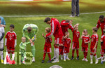 16.05.2026, Fussball Bundesliga 2025/2026, 34.Spieltag, FC Bayern München - 1.FC Köln, in der Allianz-Arena München, vor dem Spiel nehmen die Bayernspieler Aufstellung, mit Eskortkindern und ihren eigenen Kindern, li: Torwart Manuel Neuer (FC Bayern München) mit seinem Sohn Luca. re: Leon Goretzka (FC Bayern München)  