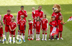 16.05.2026, Fussball Bundesliga 2025/2026, 34.Spieltag, FC Bayern München - 1.FC Köln, in der Allianz-Arena München, vor dem Spiel nehmen die Bayernspieler Aufstellung, mit Eskortkindern und ihren eigenen Kindern, v.li:  Lennart Karl (FC Bayern München), Jamal Musiala (Bayern München), Harry Kane (FC Bayern München) mit seinen Kindern Louis, Vivienne, Ivy, Henry Edward. Bayernmaskottchen Berni.