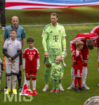 16.05.2026, Fussball Bundesliga 2025/2026, 34.Spieltag, FC Bayern München - 1.FC Köln, in der Allianz-Arena München, vor dem Spiel nehmen die Bayernspieler Aufstellung, mit Eskortkindern und ihren eigenen Kindern, mitte: Torwart Manuel Neuer (FC Bayern München) mit seinem Sohn Luca. re: Leon Goretzka (FC Bayern München)  