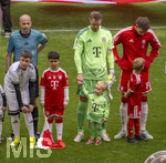 16.05.2026, Fussball Bundesliga 2025/2026, 34.Spieltag, FC Bayern München - 1.FC Köln, in der Allianz-Arena München, vor dem Spiel nehmen die Bayernspieler Aufstellung, mit Eskortkindern und ihren eigenen Kindern, mitte: Torwart Manuel Neuer (FC Bayern München) mit seinem Sohn Luca. re: Leon Goretzka (FC Bayern München)  