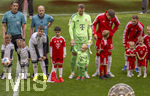 16.05.2026, Fussball Bundesliga 2025/2026, 34.Spieltag, FC Bayern München - 1.FC Köln, in der Allianz-Arena München, vor dem Spiel nehmen die Bayernspieler Aufstellung, mit Eskortkindern und ihren eigenen Kindern, mitte: Torwart Manuel Neuer (FC Bayern München) mit seinem Sohn Luca. re: Leon Goretzka (FC Bayern München)  