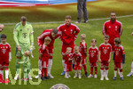 16.05.2026, Fussball Bundesliga 2025/2026, 34.Spieltag, FC Bayern München - 1.FC Köln, in der Allianz-Arena München, vor dem Spiel nehmen die Bayernspieler Aufstellung, mit Eskortkindern und ihren eigenen Kindern, li: Torwart Manuel Neuer (FC Bayern München) mit seinem Sohn Luca. re: Leon Goretzka (FC Bayern München) und Joshua Kimmich (FC Bayern München) mit seinen Kindern