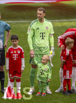 16.05.2026, Fussball Bundesliga 2025/2026, 34.Spieltag, FC Bayern München - 1.FC Köln, in der Allianz-Arena München, vor dem Spiel nehmen die Bayernspieler Aufstellung, mit Eskortkindern und ihren eigenen Kindern, mitte: Torwart Manuel Neuer (FC Bayern München) mit seinem Sohn Luca. re: Leon Goretzka (FC Bayern München)  