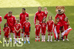 16.05.2026, Fussball Bundesliga 2025/2026, 34.Spieltag, FC Bayern München - 1.FC Köln, in der Allianz-Arena München, vor dem Spiel nehmen die Bayernspieler Aufstellung, mit Eskortkindern und ihren eigenen Kindern, v.li:  Lennart Karl (FC Bayern München), Jamal Musiala (Bayern München), Harry Kane (FC Bayern München) mit seinen Kindern Louis, Vivienne, Ivy, Henry Edward. Bayernmaskottchen Berni. 