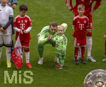 16.05.2026, Fussball Bundesliga 2025/2026, 34.Spieltag, FC Bayern München - 1.FC Köln, in der Allianz-Arena München, vor dem Spiel nehmen die Bayernspieler Aufstellung, mit Eskortkindern und ihren eigenen Kindern, Torwart Manuel Neuer (FC Bayern München) mit seinem Sohn Luca. 