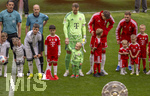 16.05.2026, Fussball Bundesliga 2025/2026, 34.Spieltag, FC Bayern München - 1.FC Köln, in der Allianz-Arena München, vor dem Spiel nehmen die Bayernspieler Aufstellung, mit Eskortkindern und ihren eigenen Kindern, mitte: Torwart Manuel Neuer (FC Bayern München) mit seinem Sohn Luca. re: Leon Goretzka (FC Bayern München)  