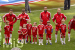16.05.2026, Fussball Bundesliga 2025/2026, 34.Spieltag, FC Bayern München - 1.FC Köln, in der Allianz-Arena München, vor dem Spiel nehmen die Bayernspieler Aufstellung, mit Eskortkindern und ihren eigenen Kindern, v.li: Leon Goretzka (FC Bayern München) und Joshua Kimmich (FC Bayern München) mit seinen Kindern, Jonathan Tah (FC Bayern München), Konrad Laimer (FC Bayern München) 