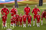 16.05.2026, Fussball Bundesliga 2025/2026, 34.Spieltag, FC Bayern München - 1.FC Köln, in der Allianz-Arena München, vor dem Spiel nehmen die Bayernspieler Aufstellung, mit Eskortkindern und ihren eigenen Kindern, v.li: Leon Goretzka (FC Bayern München) und Joshua Kimmich (FC Bayern München) mit seinen Kindern, Jonathan Tah (FC Bayern München), Konrad Laimer (FC Bayern München) 