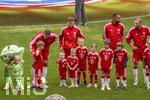 16.05.2026, Fussball Bundesliga 2025/2026, 34.Spieltag, FC Bayern München - 1.FC Köln, in der Allianz-Arena München, vor dem Spiel nehmen die Bayernspieler Aufstellung, mit Eskortkindern und ihren eigenen Kindern, li: Torwart Manuel Neuer (FC Bayern München) mit seinem Sohn Luca, dann Leon Goretzka (FC Bayern München) und Joshua Kimmich (FC Bayern München) mit seinen Kindern, Jonathan Tah (FC Bayern München), 