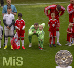 16.05.2026, Fussball Bundesliga 2025/2026, 34.Spieltag, FC Bayern München - 1.FC Köln, in der Allianz-Arena München, vor dem Spiel nehmen die Bayernspieler Aufstellung, mit Eskortkindern und ihren eigenen Kindern, li: Torwart Manuel Neuer (FC Bayern München) mit seinem Sohn Luca. re: Leon Goretzka (FC Bayern München) 