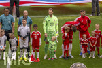 16.05.2026, Fussball Bundesliga 2025/2026, 34.Spieltag, FC Bayern München - 1.FC Köln, in der Allianz-Arena München, vor dem Spiel nehmen die Bayernspieler Aufstellung, mit Eskortkindern und ihren eigenen Kindern, mitte: Torwart Manuel Neuer (FC Bayern München) mit seinem Sohn Luca. re: Leon Goretzka (FC Bayern München)  