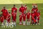 16.05.2026, Fussball Bundesliga 2025/2026, 34.Spieltag, FC Bayern München - 1.FC Köln, in der Allianz-Arena München, vor dem Spiel nehmen die Bayernspieler Aufstellung, mit Eskortkindern und ihren eigenen Kindern, v.li:  Lennart Karl (FC Bayern München), Jamal Musiala (Bayern München), Harry Kane (FC Bayern München) mit seinen Kindern Louis, Vivienne, Ivy, Henry Edward. Bayernmaskottchen Berni. 